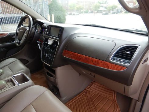 Used 2014 Chrysler Town & Country Touring FWD image 19
