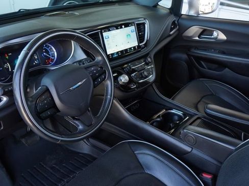 Used 2021 Chrysler Pacifica Limited w/ Uconnect Theater Family Group FWD image 2