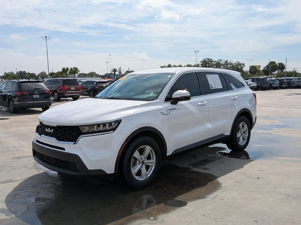 Certified 2023 Kia Sorento LX FWD image 4