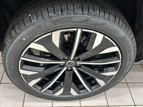 Used 2026 Volvo XC90 B5 Plus image 32