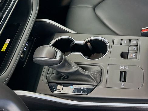 Used 2024 Toyota Highlander XLE image 17