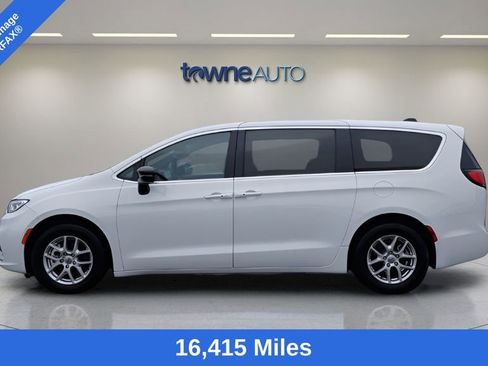 Used 2025 Chrysler Pacifica Select FWD image 2