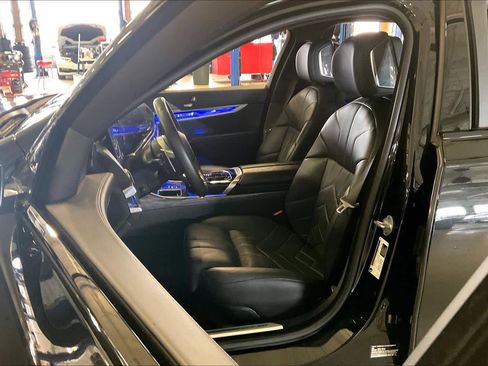 Used 2025 BMW 740i image 7