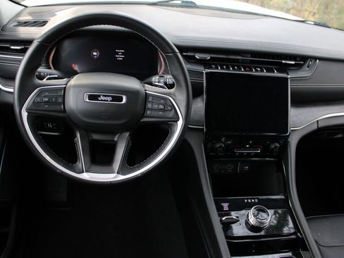 Used 2022 Jeep Grand Cherokee Limited image 11