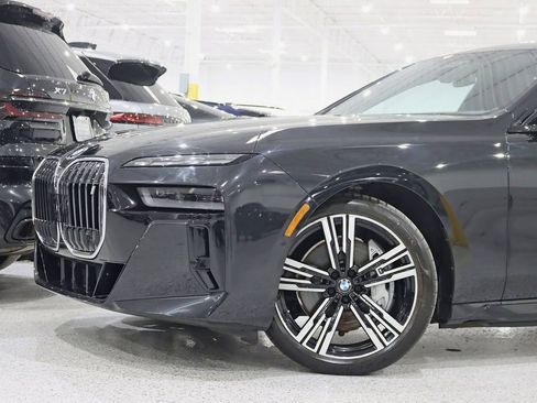 Used 2023 BMW i7 xDrive60 w/ Executive Package 2 AWD/4WD image 3