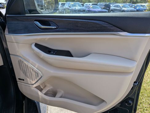 Certified 2024 Jeep Grand Cherokee L Limited w/ Luxury Tech Group II image 25