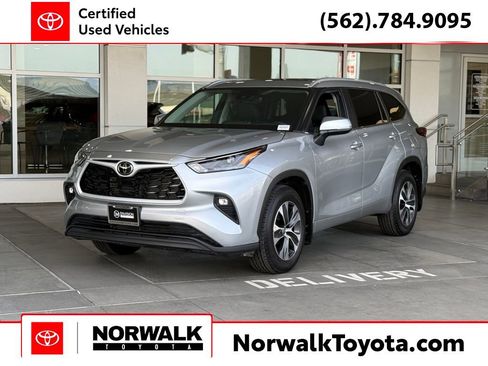 Used 2024 Toyota Highlander XLE image 1