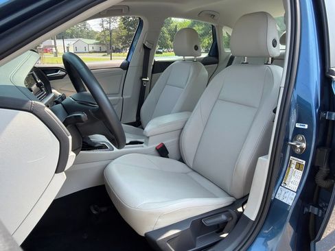 Used 2020 Volkswagen Jetta SE w/ SE Cold Weather Package FWD image 17