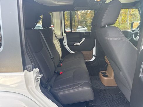 Used 2017 Jeep Wrangler Unlimited Sahara w/ Connectivity Group image 31