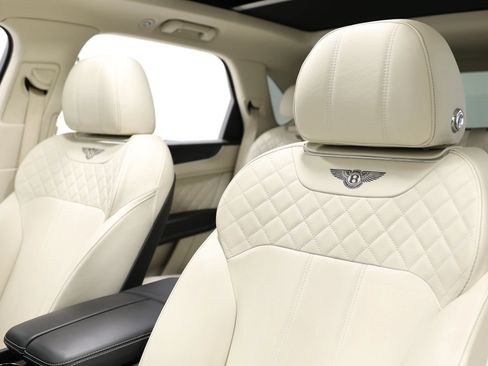 Used 2019 Bentley Bentayga AWD/4WD image 18