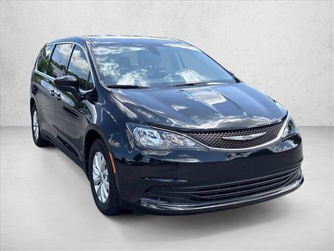 Used 2017 Chrysler Pacifica Touring w/ Tire & Wheel Group FWD image 3