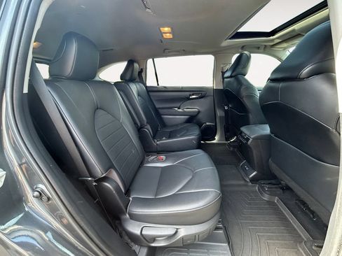 Used 2021 Toyota Highlander XLE AWD/4WD image 24