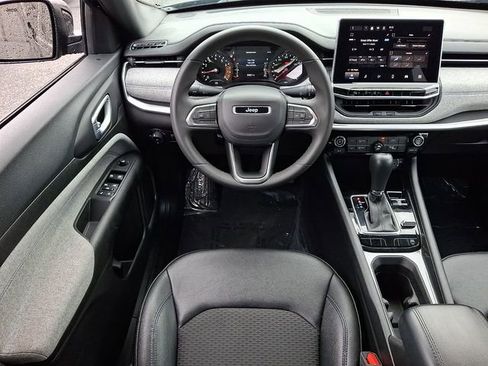 Used 2024 Jeep Compass Latitude image 11