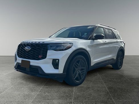 Used 2025 Ford Explorer ST image 3