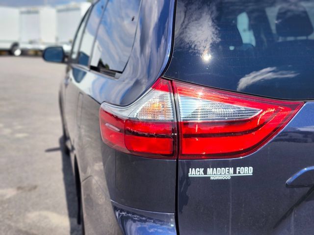 Used 2020 Toyota Sienna LE w/ LE Preferred Package FWD image 9