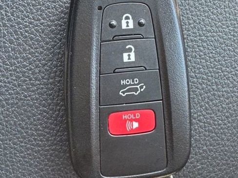 Used 2020 Toyota RAV4 XLE Premium image 32