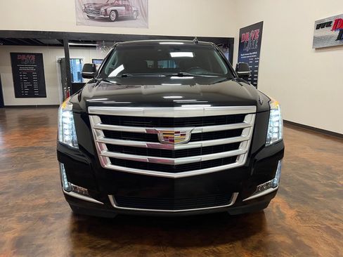 Used 2018 Cadillac Escalade Luxury RWD image 4