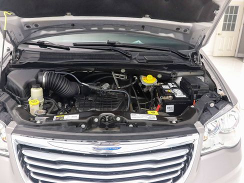 Used 2015 Chrysler Town & Country Touring FWD image 31