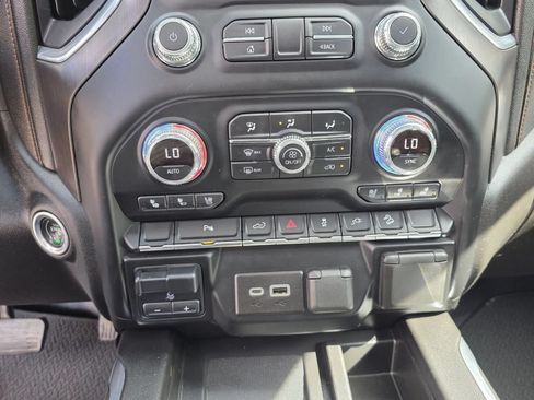 Used 2022 GMC Sierra 2500 AT4 w/ AT4 Preferred Package AWD/4WD image 17