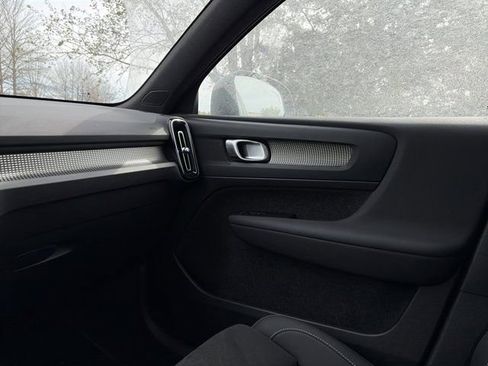 Used 2025 Volvo XC40 B5 Plus image 24