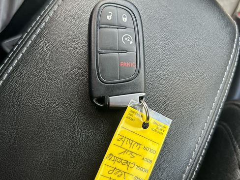 Used 2019 Jeep Cherokee Latitude Plus w/ Cold Weather Group AWD/4WD image 21