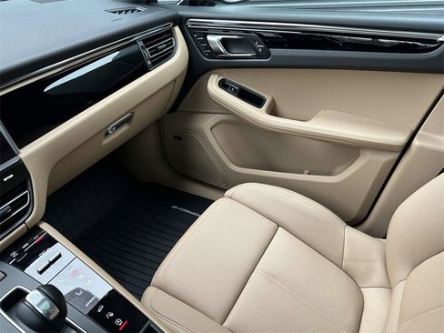 Used 2025 Porsche Macan image 28