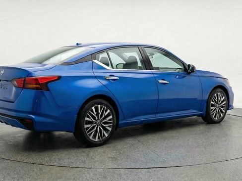 Used 2025 Nissan Altima 2.5 SV FWD image 9