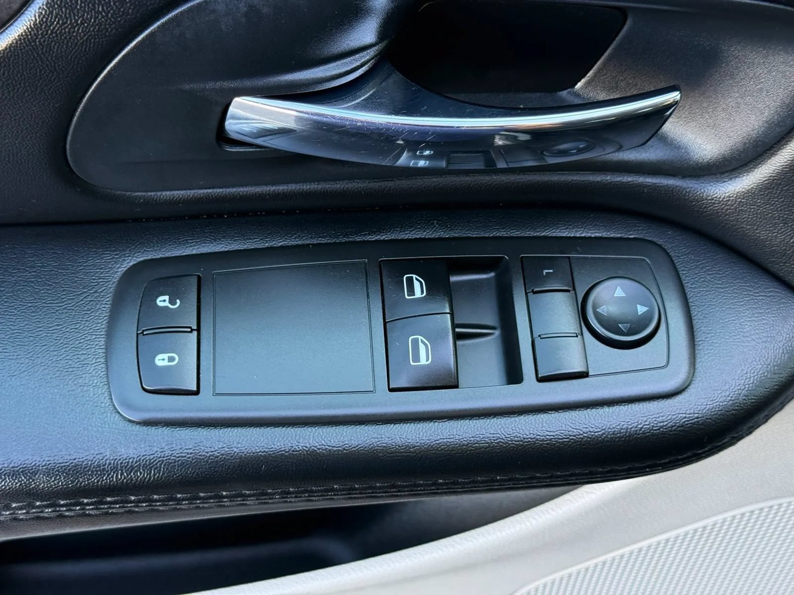 Used 2015 Dodge Grand Caravan American Value Package w/ UConnect Hands-Free Group FWD image 14