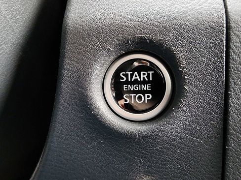 Used 2025 Nissan Frontier SV image 9