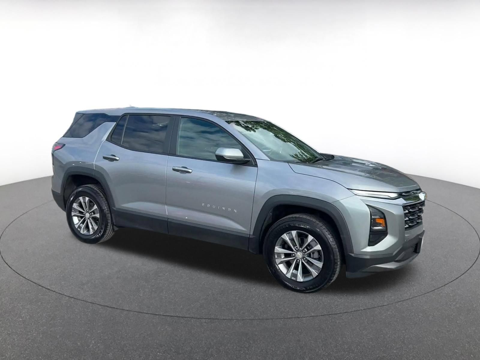 Used 2025 Chevrolet Equinox LT FWD image 2