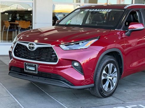 Certified 2023 Toyota Highlander XLE image 3