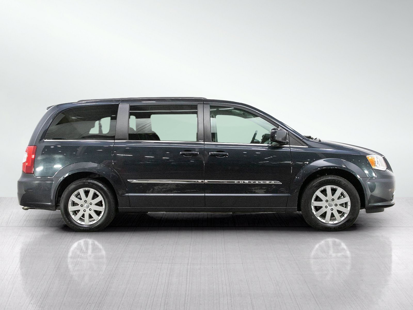 Used 2013 Chrysler Town & Country Touring FWD image 6
