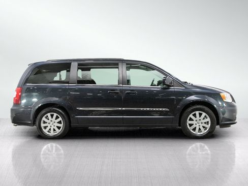 Used 2013 Chrysler Town & Country Touring FWD image 6