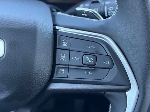 Used 2025 Jeep Grand Cherokee Limited AWD/4WD image 26