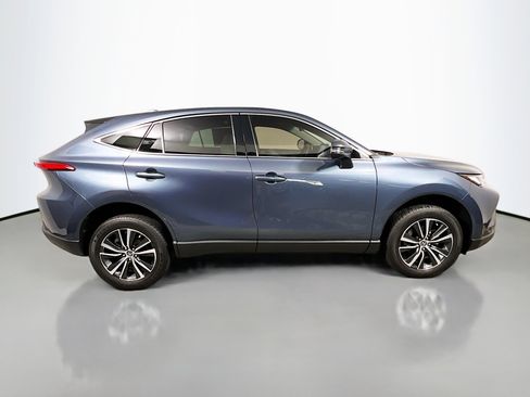 Used 2023 Toyota Venza LE image 3