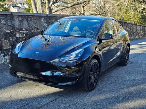 Used 2023 Tesla Model Y Long Range image 14