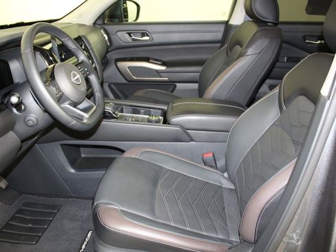 Used 2024 Nissan Pathfinder Platinum image 5