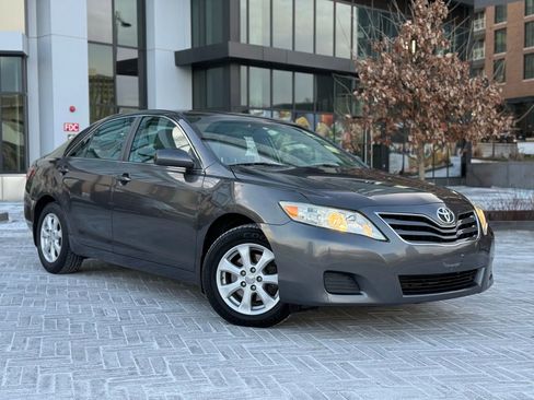 Used 2011 Toyota Camry LE image 1