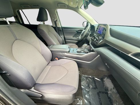 Used 2023 Toyota Highlander L image 30