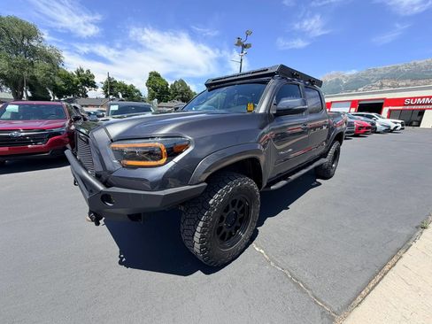 Used 2017 Toyota Tacoma TRD Off-Road w/ Premium & Technology Package AWD/4WD image 8