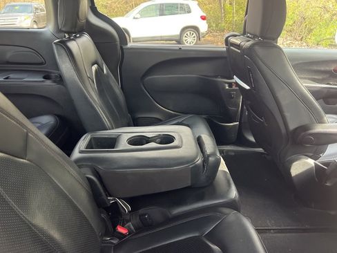 Used 2020 Chrysler Pacifica Touring-L image 11