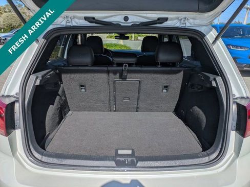 Used 2017 Volkswagen Golf R 4-Door image 13