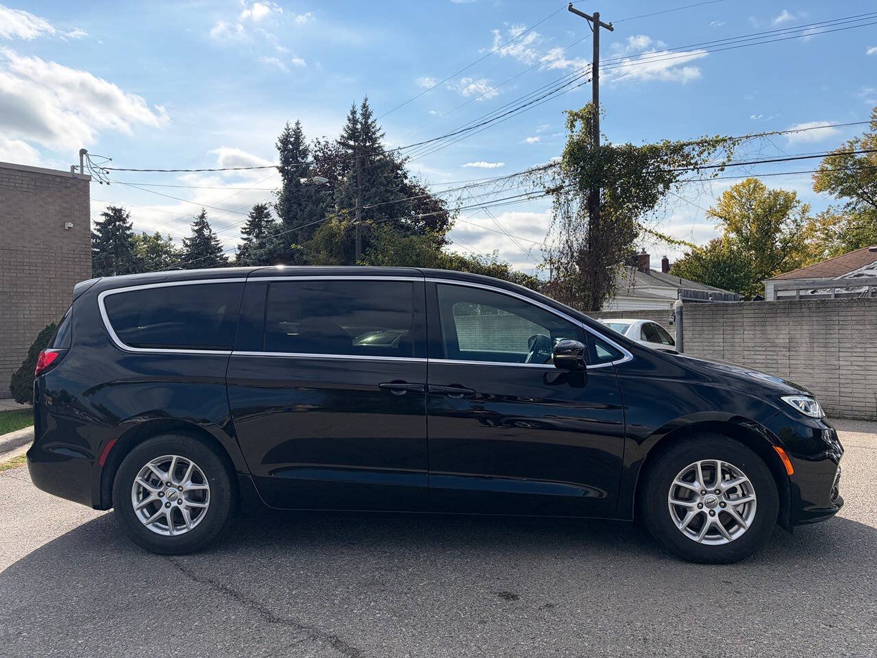 Used 2025 Chrysler Pacifica Select FWD image 4
