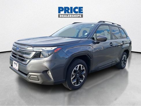 Used 2025 Subaru Forester Premium AWD/4WD image 2