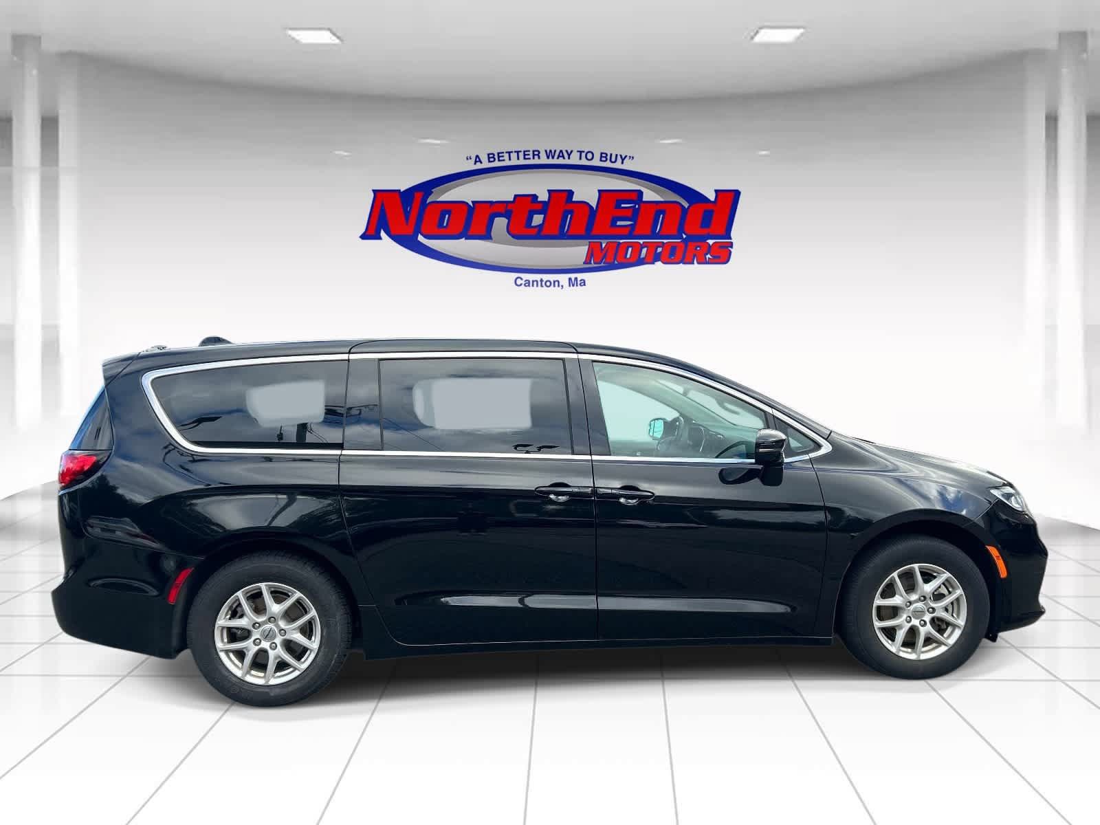 Used 2024 Chrysler Pacifica Touring-L FWD image 2