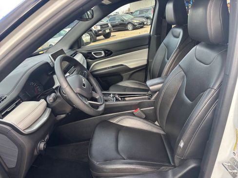 Used 2025 Jeep Compass Limited image 27