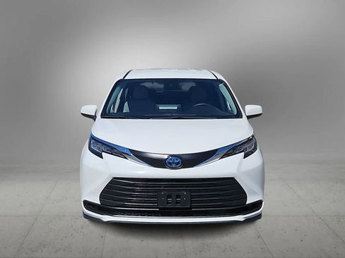 Used 2023 Toyota Sienna LE image 3