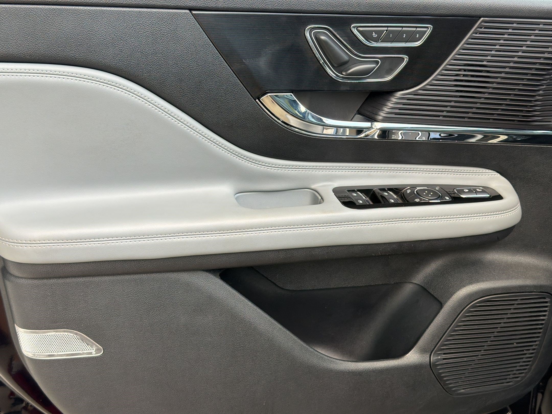 Used 2022 Lincoln Corsair AWD w/ Premium Package image 14