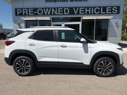 Used 2025 Chevrolet TrailBlazer LT AWD/4WD image 2