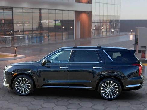 Used 2023 Hyundai Palisade Calligraphy FWD image 3